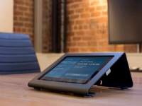 Heckler AV Meeting Room Console - Stativ - for nettbrett (lav profil) - låsbar - stål - gråsvart - skjermstørrelse: 10.2 - skrivebordsmonterbar - for Apple 10.2-inch iPad (7. generasjon)
